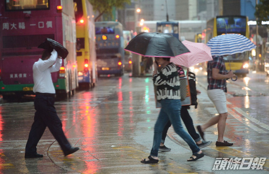 黃色暴雨警告信號生效 。資料圖片