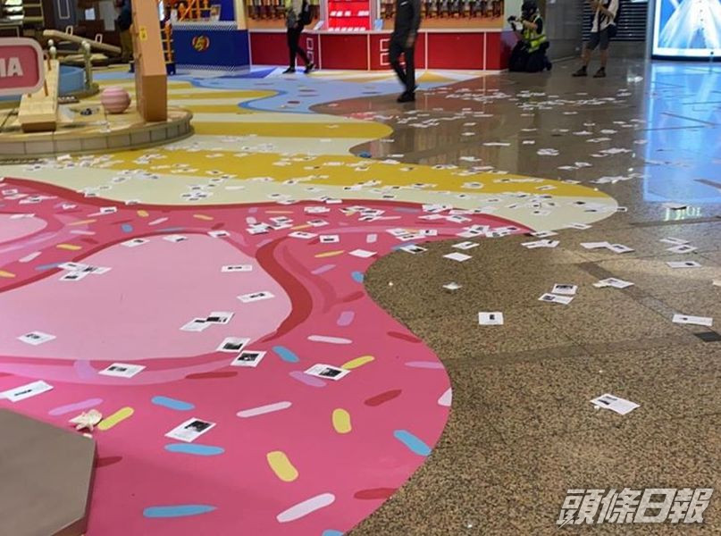 印有警員個人資料的紙張,散落時代廣場地上。警方fb圖片