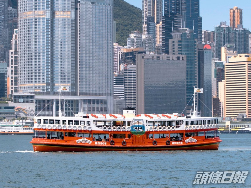 紅白天星小輪每日往來中環及尖沙嘴,為期兩個月至7月24日。
