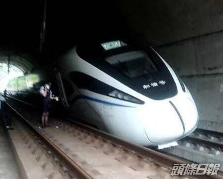 高鐵D1862次動車出軌。網圖