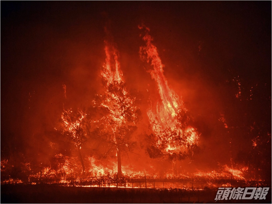 納帕山谷核心地區爆發山火,數個社區與一家醫院需疏散。AP圖片
