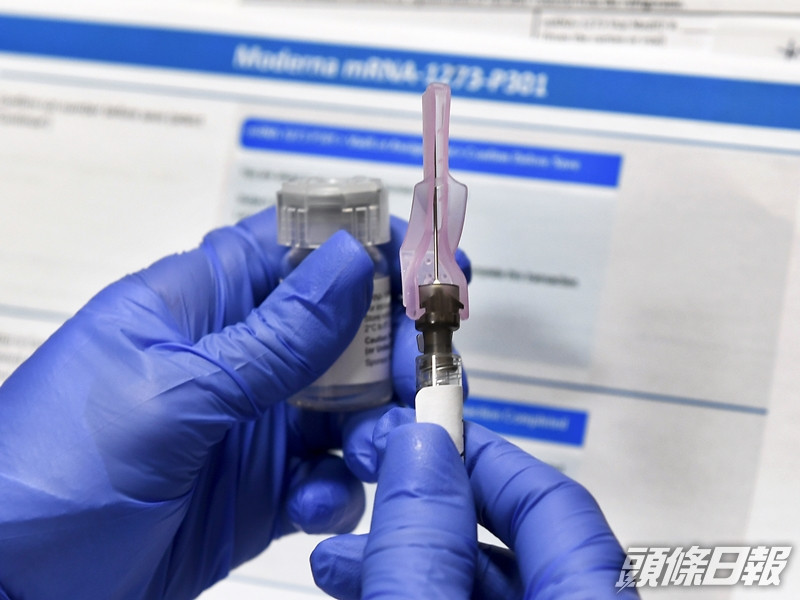政府需要分別從COVAX全球疫苗機制,以及其他不同私人市場與藥廠訂購起碼一千五百萬劑疫苗,才足夠讓全港市民接種。AP資料圖片
