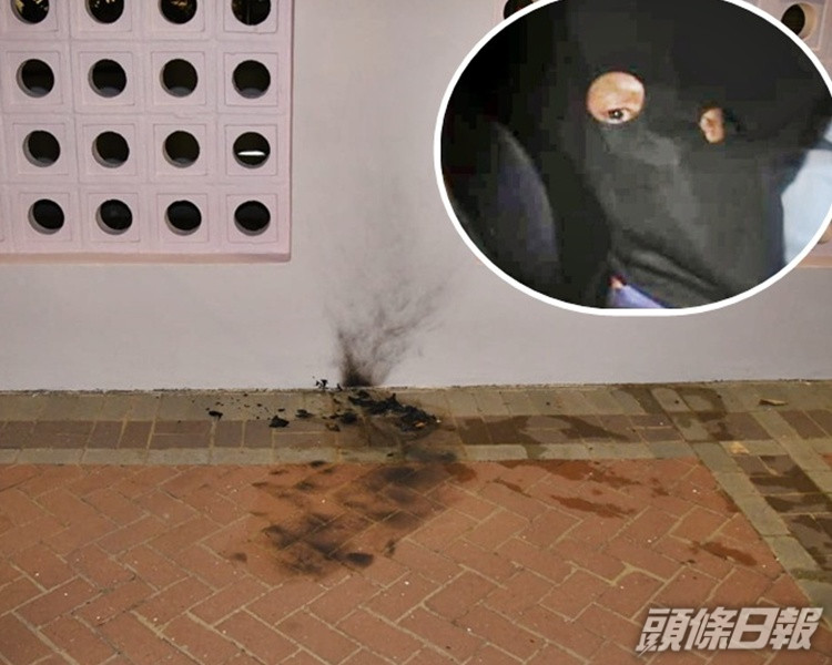 被告黃錦全當日被警方黑布蒙頭帶走。資料圖片