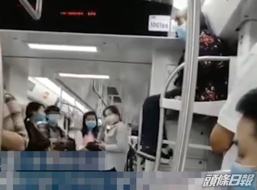 一名白髮老婦人坐在行李架上晃動雙腿。網圖