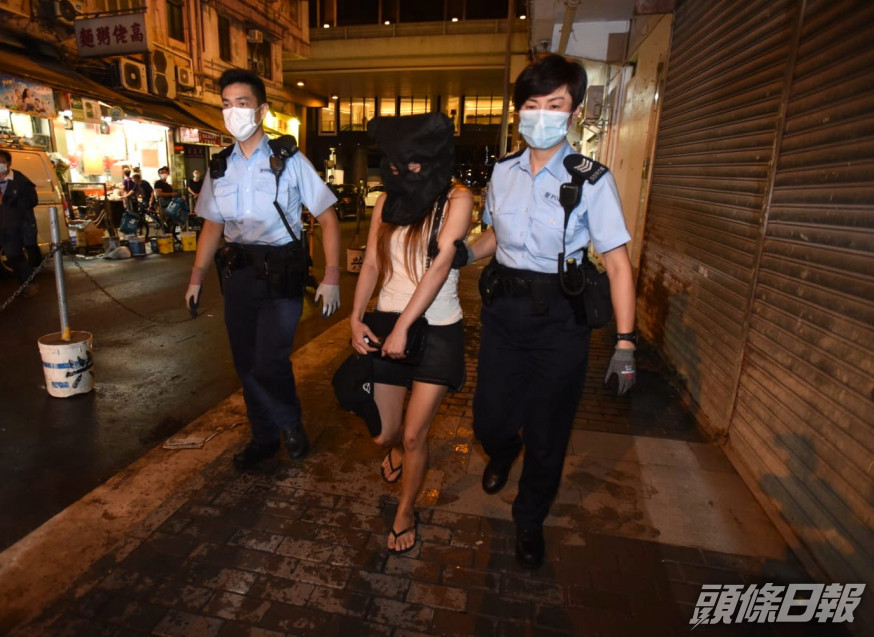 其中一名逾期居留的被捕女子。