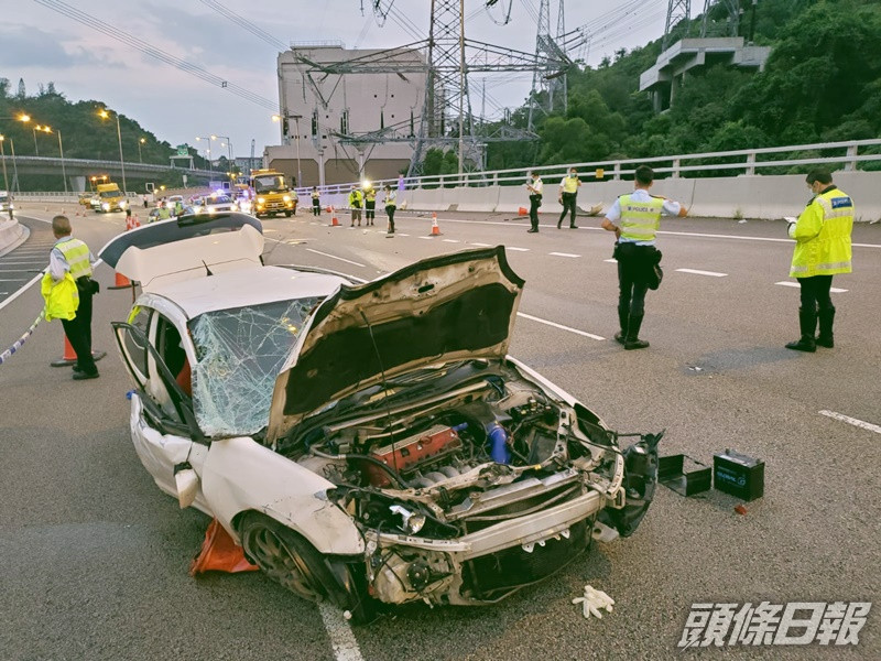 跑車頭尾泵把飛脫,大量零件散落路中。