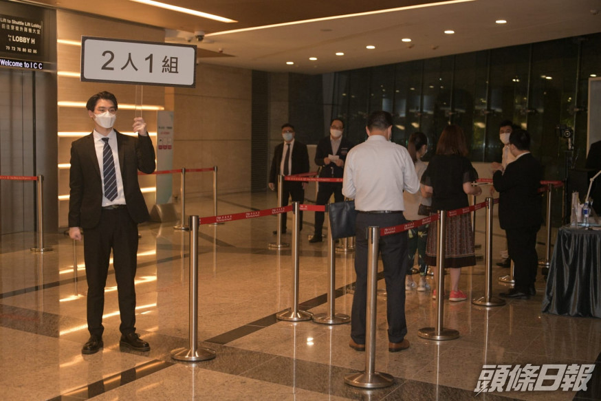 御海灣銷售53伙 不少買家出席揀樓