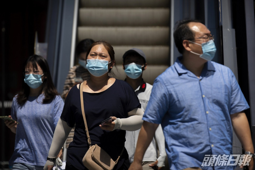 內地民眾外出戴口罩,嚴防疫情再次爆發。AP