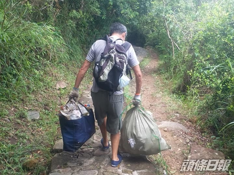 網民到小夏威夷徑時,拍下了一名熱心市民自發執垃圾。 Tin Cheong 圖片