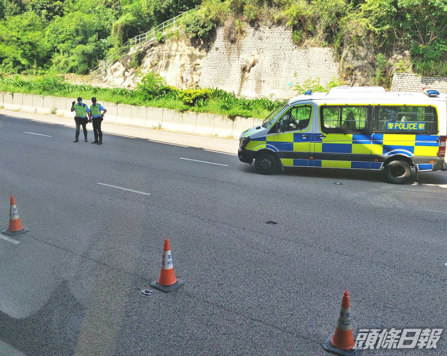 葵涌道有警員截查車輛。網民Joanne Cheng圖片