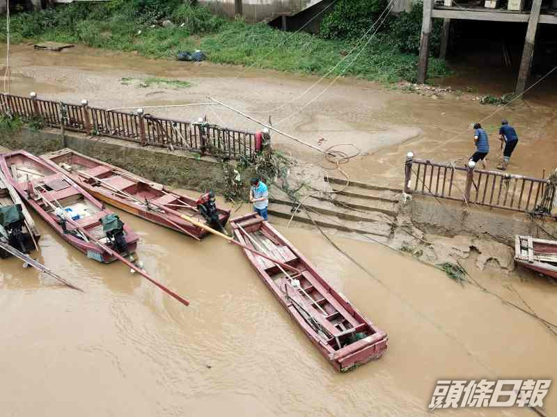 福建順昌洪水過後居民忙於清理沙泥。新華社