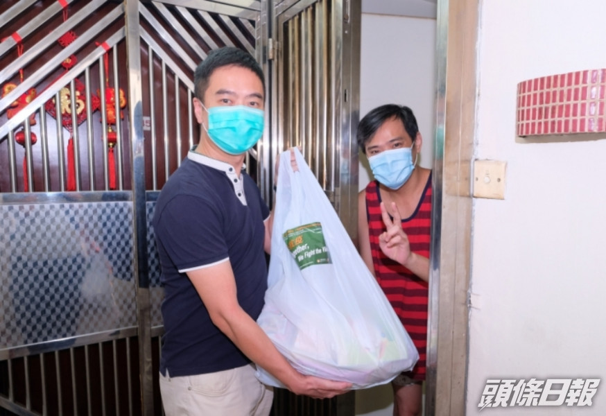 油尖旺民政事務專員余健強太平紳士(左一)今早在油尖旺區內親身送上清真食品予少數族
裔家庭。