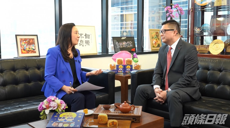 鄧炳強指,一些穿黃背心的「任何人記者」,在橙帶外可以繼續從事採訪活動。影片截圖