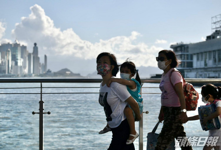 預測本港地區今日大致天晴及炎熱,吹和緩偏南風。