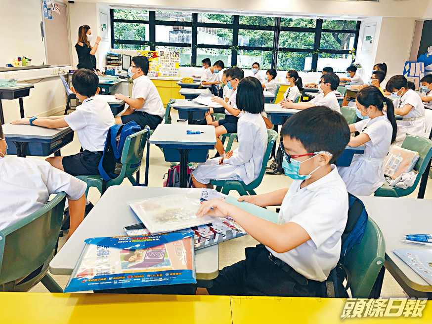 聖公會聖雅各小學安排小六生回校對卷。