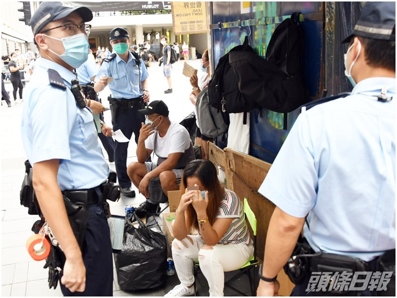 警方在中環巡查,至少向涉嫌違反限聚令的2男3女發出告票。