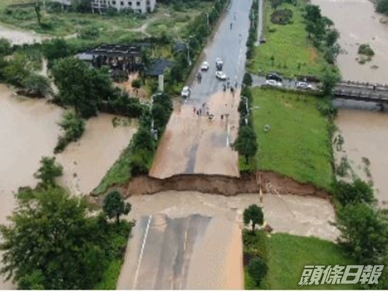 黃山風景區高速公路被山洪衝斷,斷口足有8米寬。(網圖)
