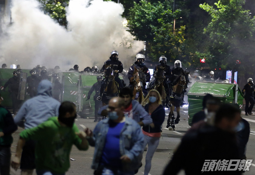 塞爾維亞示威者衝擊國會大樓,防暴警察施放催淚彈驅散。 AP