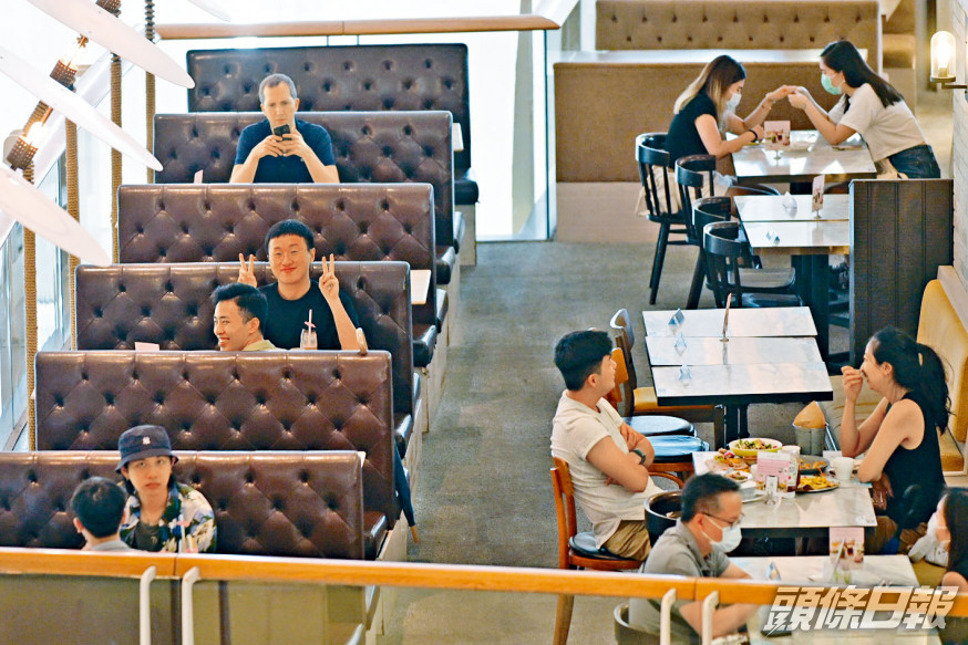食肆恢復早午堂食,市民隨即大快朵頤。李睿哲攝