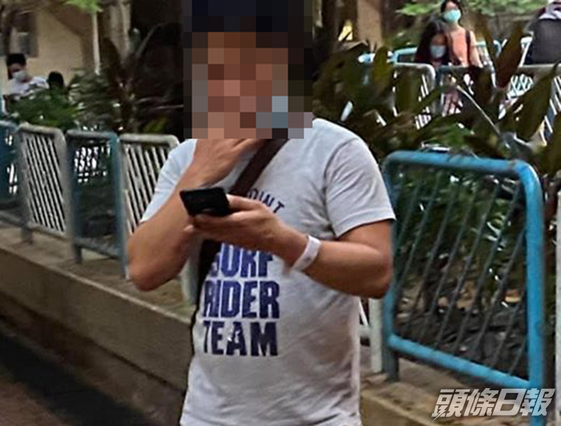 長發邨一名戴上檢疫手帶的男子,當街除下口罩食煙。 「青衣街坊吹水會 」 Facebook 圖片