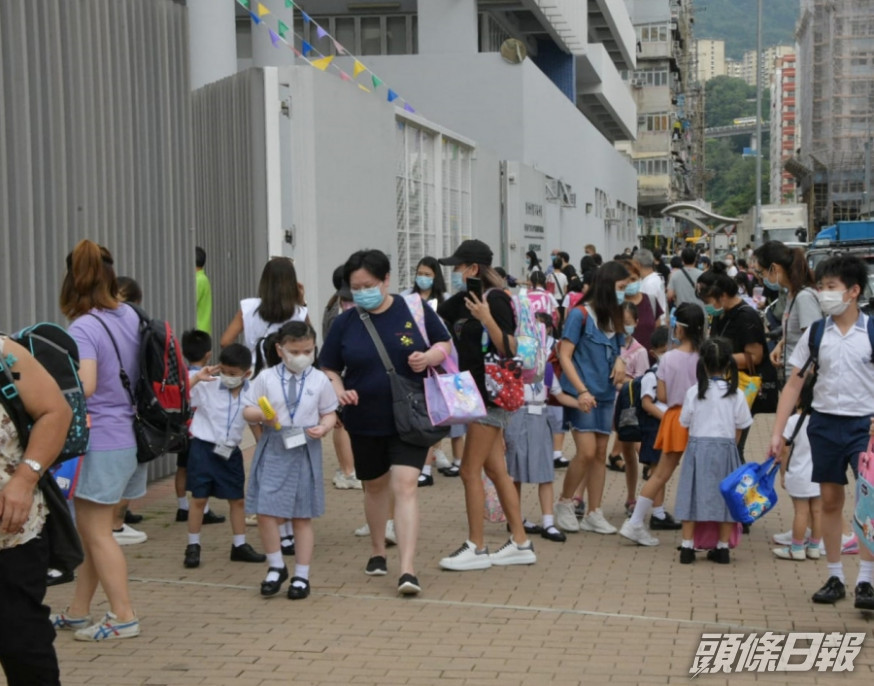 家長亦要出動接送年幼子女上學返家。