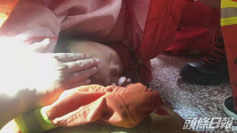 山東男童被困洗衣機。網上圖片