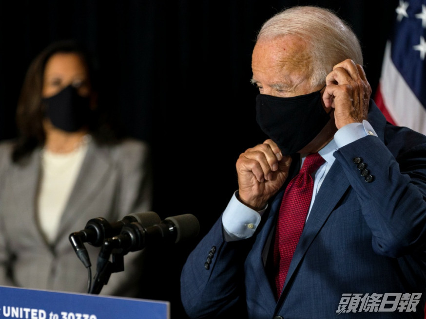 拜登周三首次與競選拍檔賀錦麗出席競選集會時戴了黑色口罩上台。AP圖片