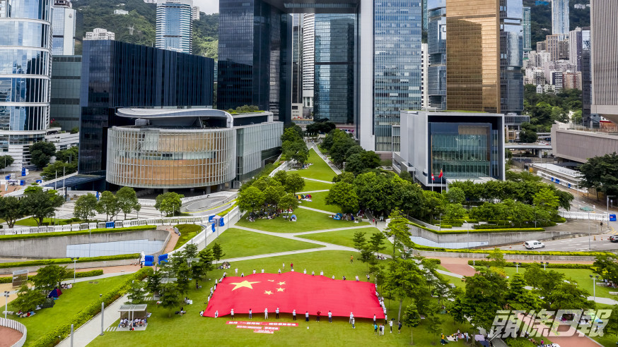 有市民早前展示國旗支持香港維護國家安全法。 新華社