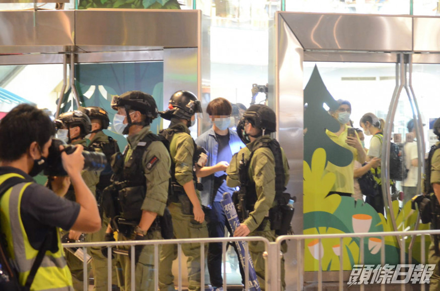警方截查多人。