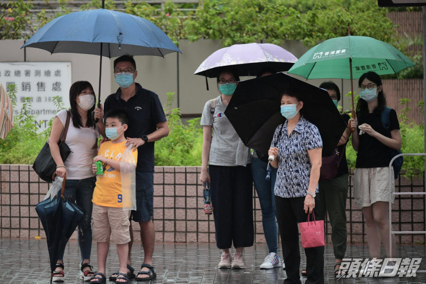 天文台預料本港地區今日大致多雲,有幾陣驟雨。資料圖片