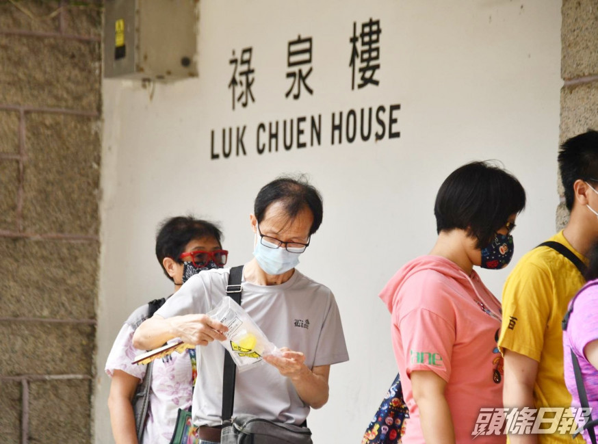 衞生防護中心於祿泉樓共收回1 056個深喉唾液樣本瓶。