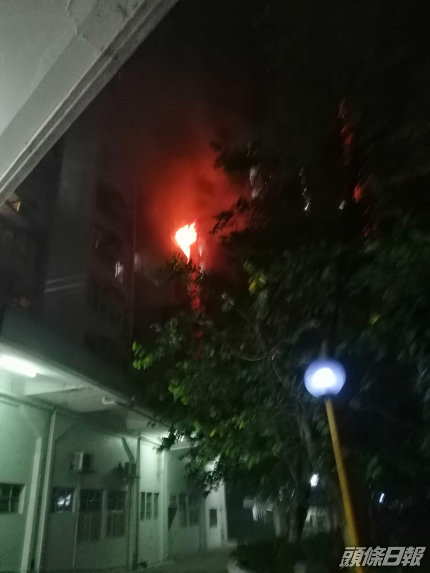 起火單位傳出爆炸聲並陷入火海。