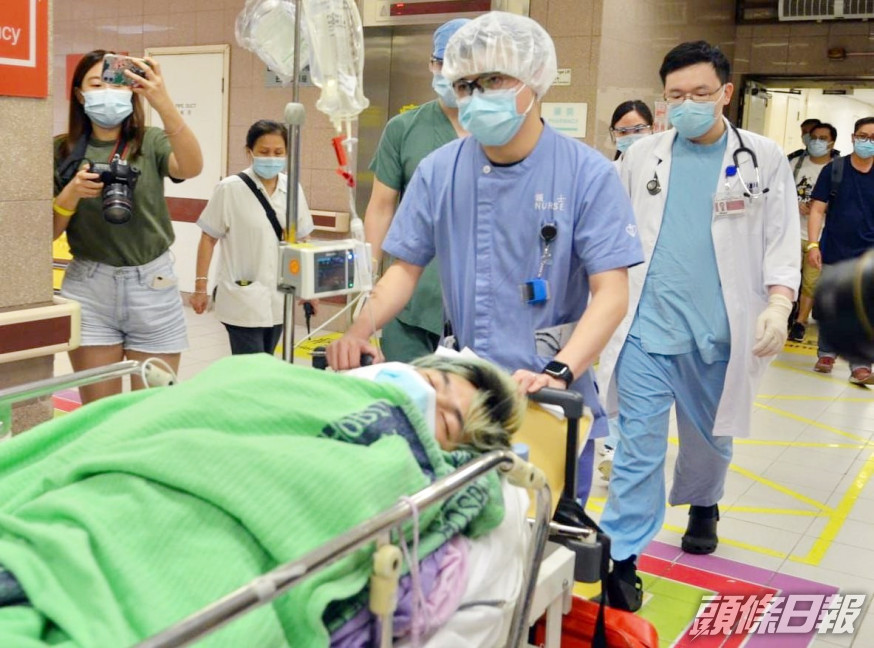 男工人正在醫院接受治理。