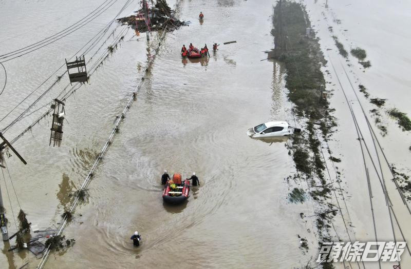 連續暴雨令九州多處氾濫,拯救隊人員需要出動橡皮艇救助受困市民。AP