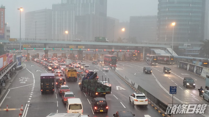 本港早上連場暴雨。