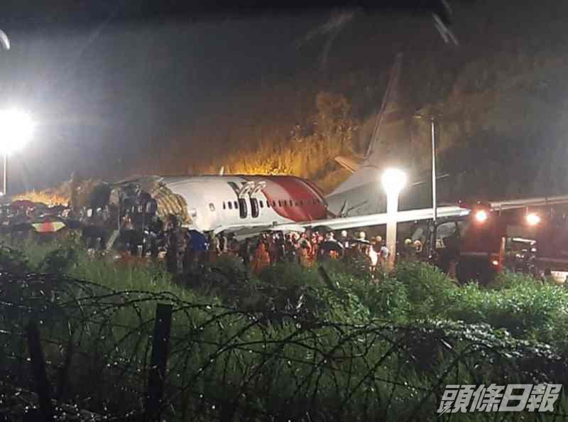 肇事客機機身斷成兩截。AP