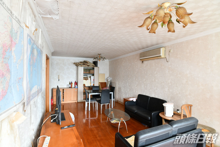 海峯園崇峯閣高層A室,實用面積831方呎,設3房1套。