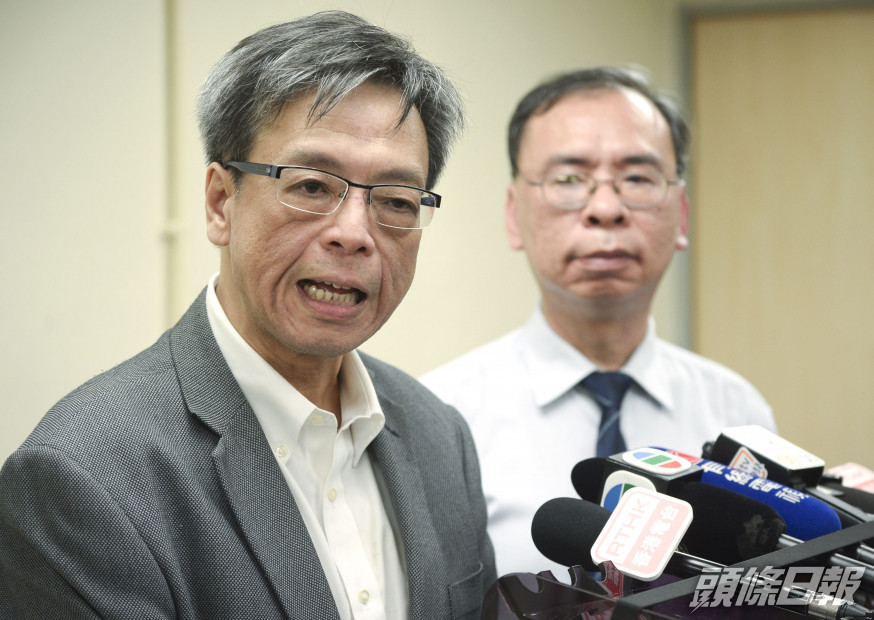 梁子超(左)籲市民接種流感疫苗防併發症。 資料圖片