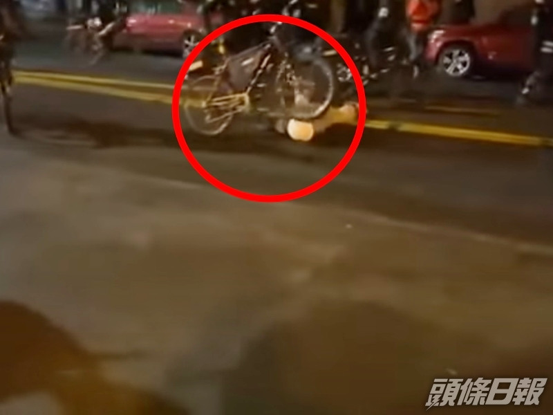 單車的前輪和後輪都輾過該名示威者的頭部。影片截圖