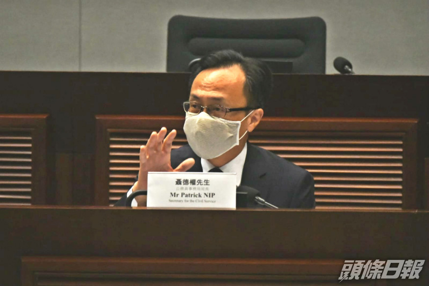 公務員事務局局長聶德權。