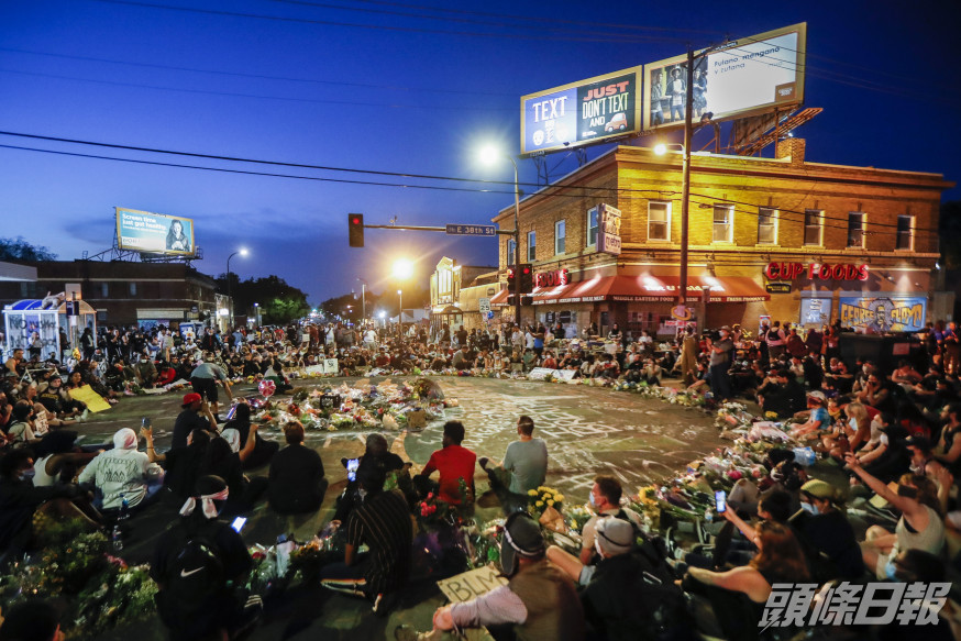 白人警察涉嫌殺死黑人男子弗洛伊德後引發連場示威,明尼蘇達州政府決定對該州的警察部門提出人權申訴。AP資料圖片