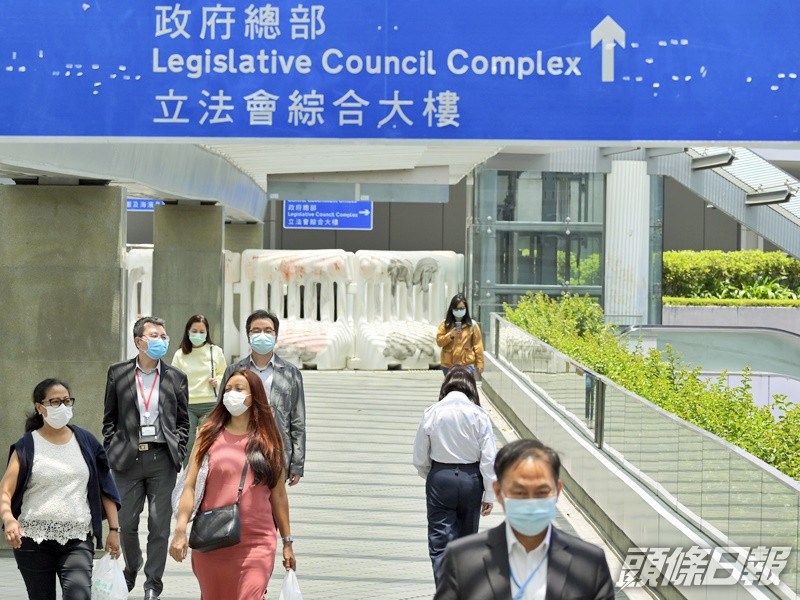政務主任起薪點為55995元;二級行政主任起薪點31750元。資料圖片