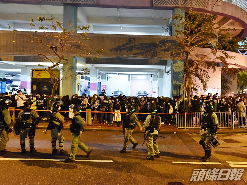 將軍澳尚德邨有26人涉違禁聚令及口罩令,遭警方發定額罰款告票。資料圖片