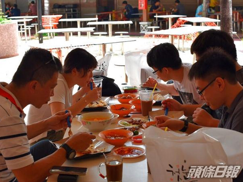 新加坡進入解封第二階段,恢復餐廳堂食。AP圖