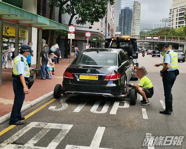荃灣警區一連兩日於區內打擊違泊。警方圖片