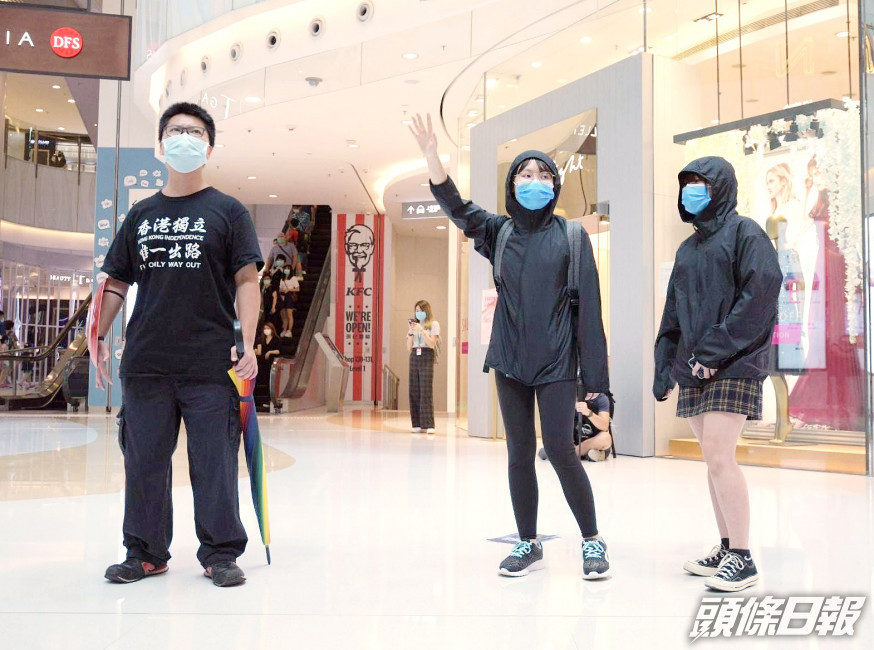 一批人在旺角MOKO商場聚集。