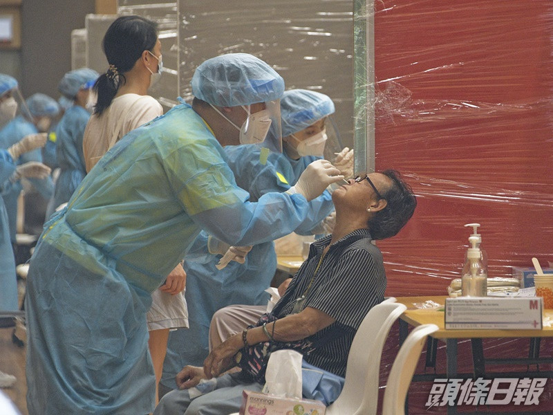 市民可在中心開放時段前往任何一所臨時檢測中心,接受鼻腔和咽喉合併拭子檢測服務。資料圖片