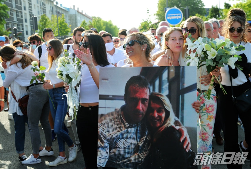 巴士司機被拒戴口罩乘客圍毆死亡,妻子發起默哀遊行。AP