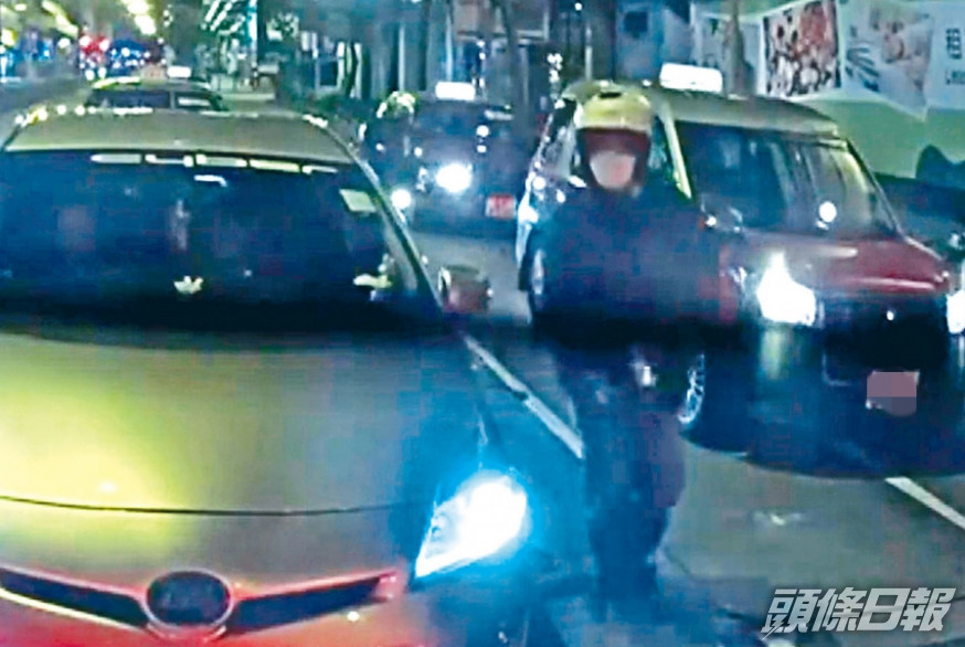 鐵騎殺手下車跑往事主的名貴房車。