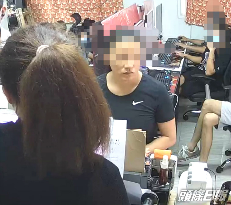 有婦人帶同兒子上網吧問責。Alan NL Law圖片